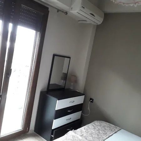 Leonidas Apartment