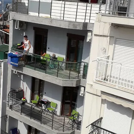 Leonidas Apartment *